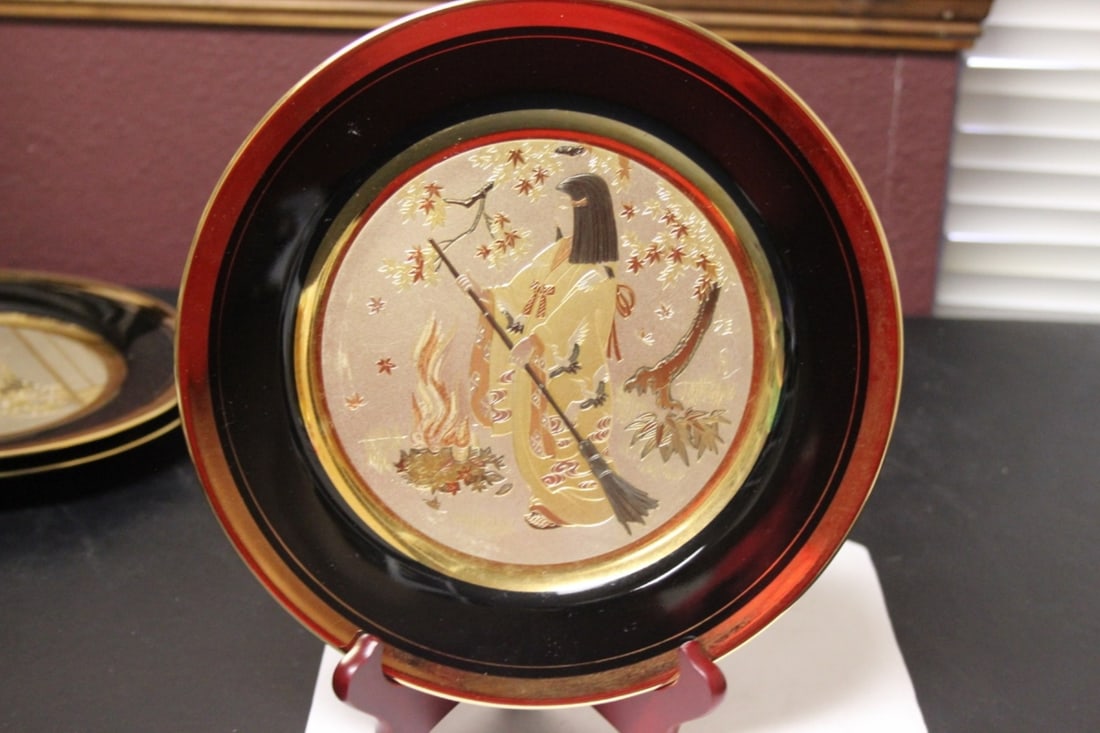 A Chokin 24Kt Gold Plated Plate: Limited edition - 9 inches in diameter