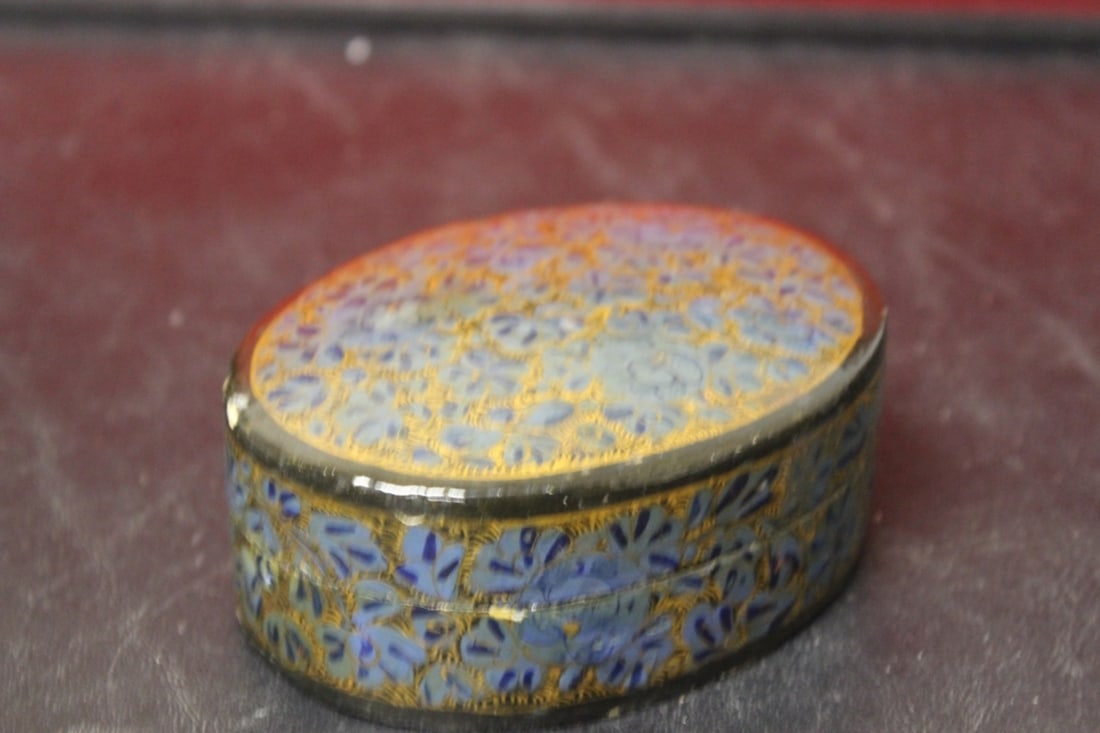 A Vintage Papermache Box: 4 1/2" in diameter