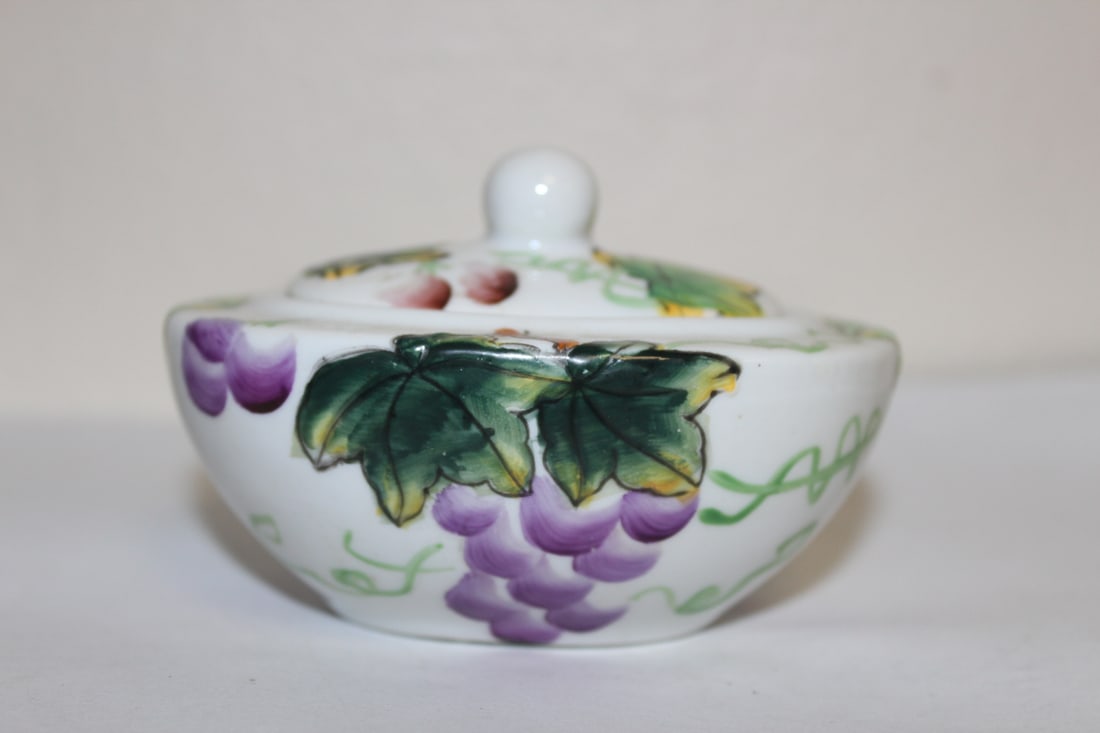 A Porcelain Trinket Box: 3 5/8" across