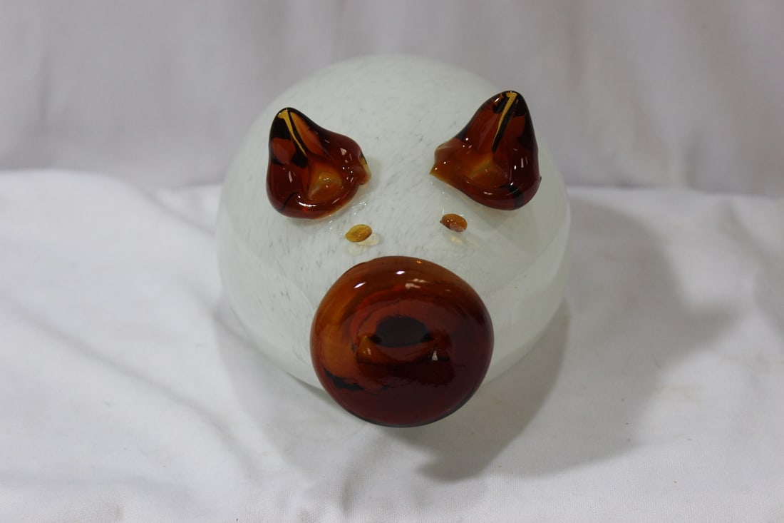 An Artglass Pig: 6 5/8" long