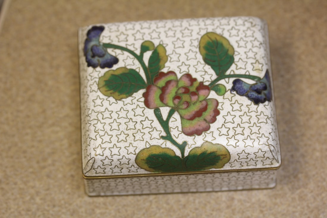 Vintage Chinese Cloisonne Box: 3 5/8" a cross