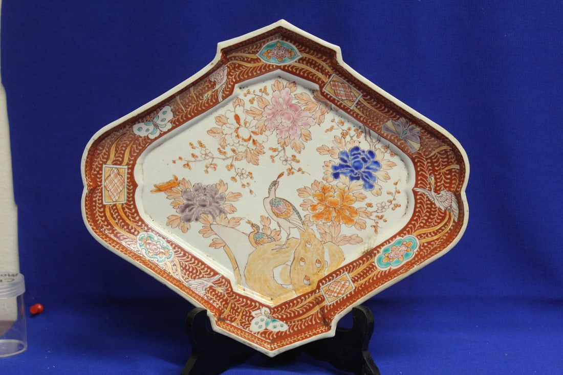 An Unusual Form Imari Tray: signed by artist - 12 inches in diameter