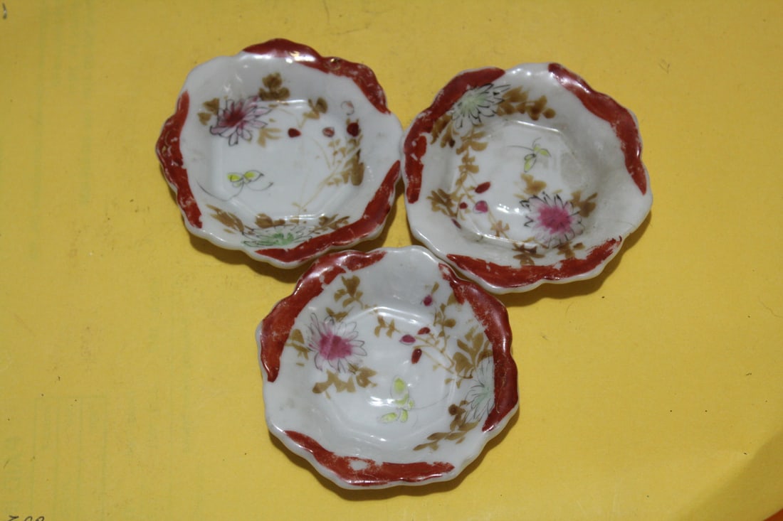 Lot of 3 Japanese Sauce Dish: most likely Kutani - 19th century - please note: worn - 3" in diameter