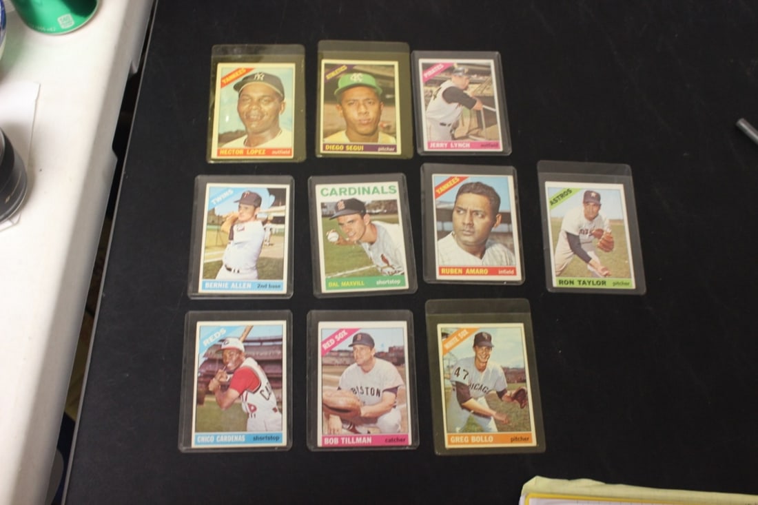 Lot of 10 Vintage Baseball Cards (1 of 13)