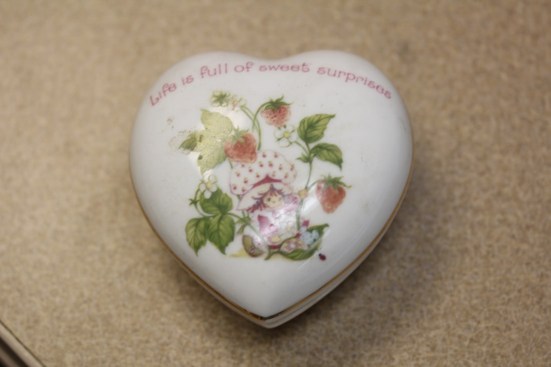 Heart Shaped Porcelain Trinket Box: 3 1/2" in diameter