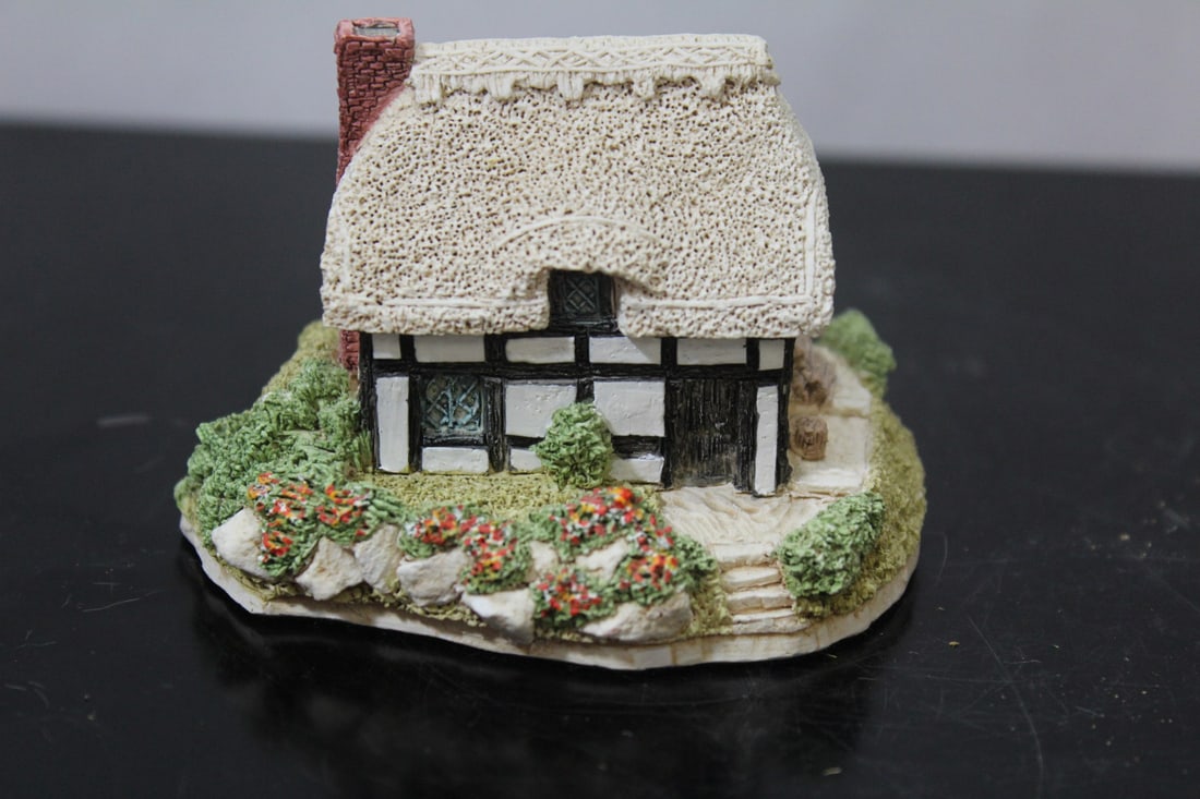 A Lilliput Lane House: 3" across