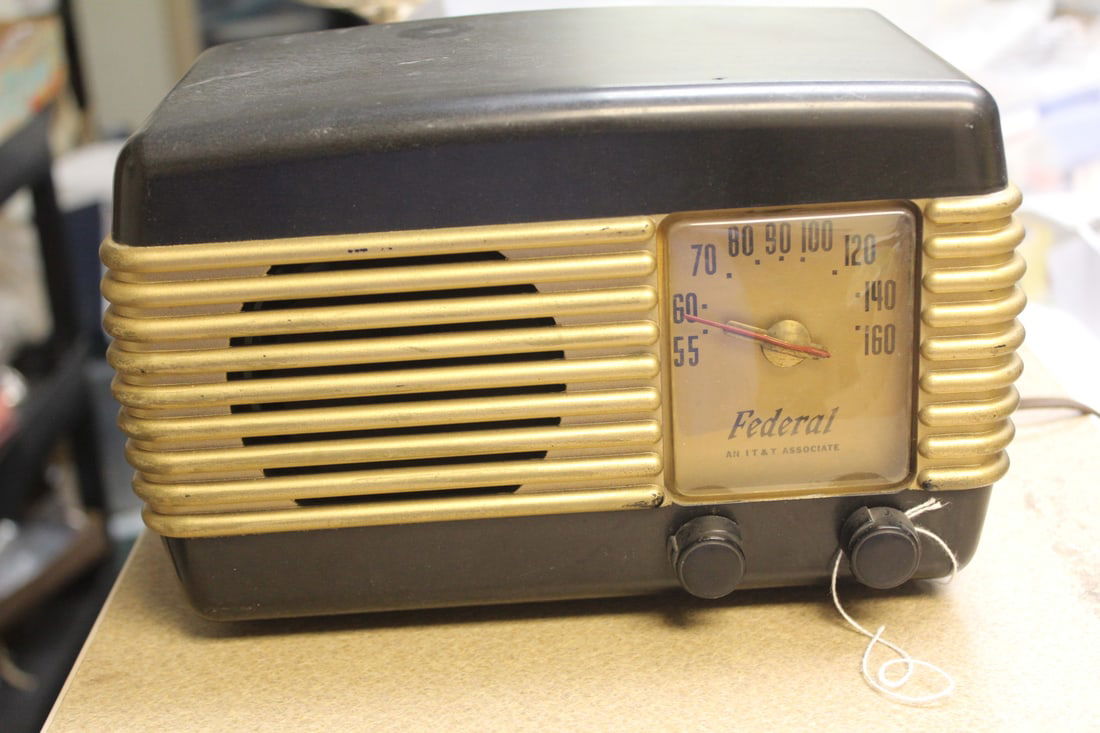 Federal Tube Radio 1040TB = Model: from 1940's or 1950's - not tested to see if it works or not