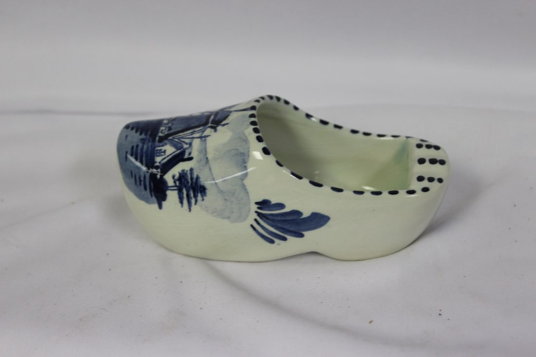 A Delft Shoe Form Ashtray: 4 1/2" across