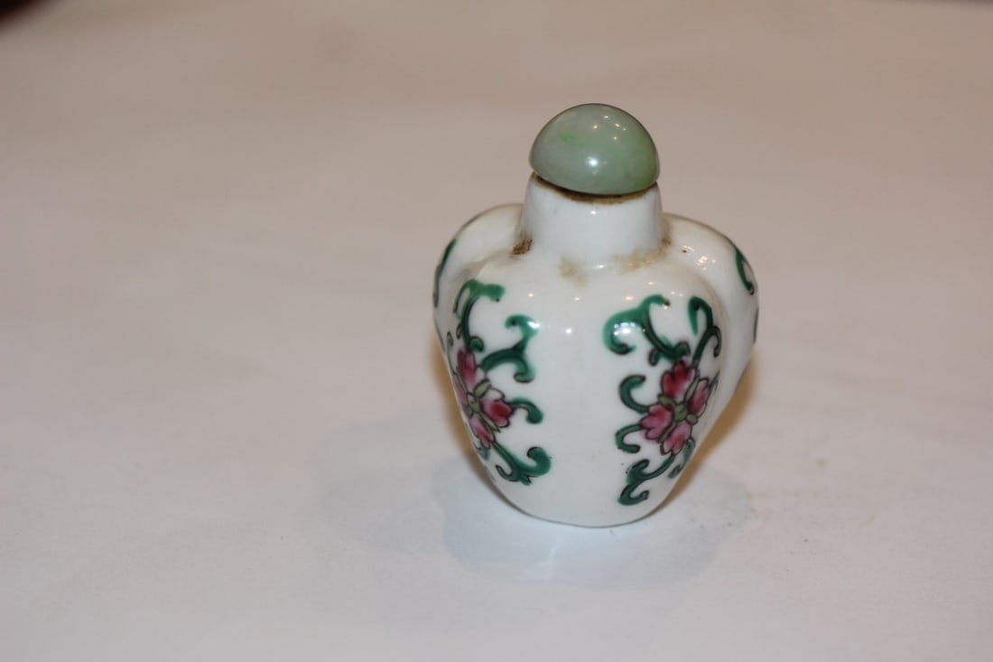 Chinese Ceramic Snuff Bottle: 2 1/8" tall
