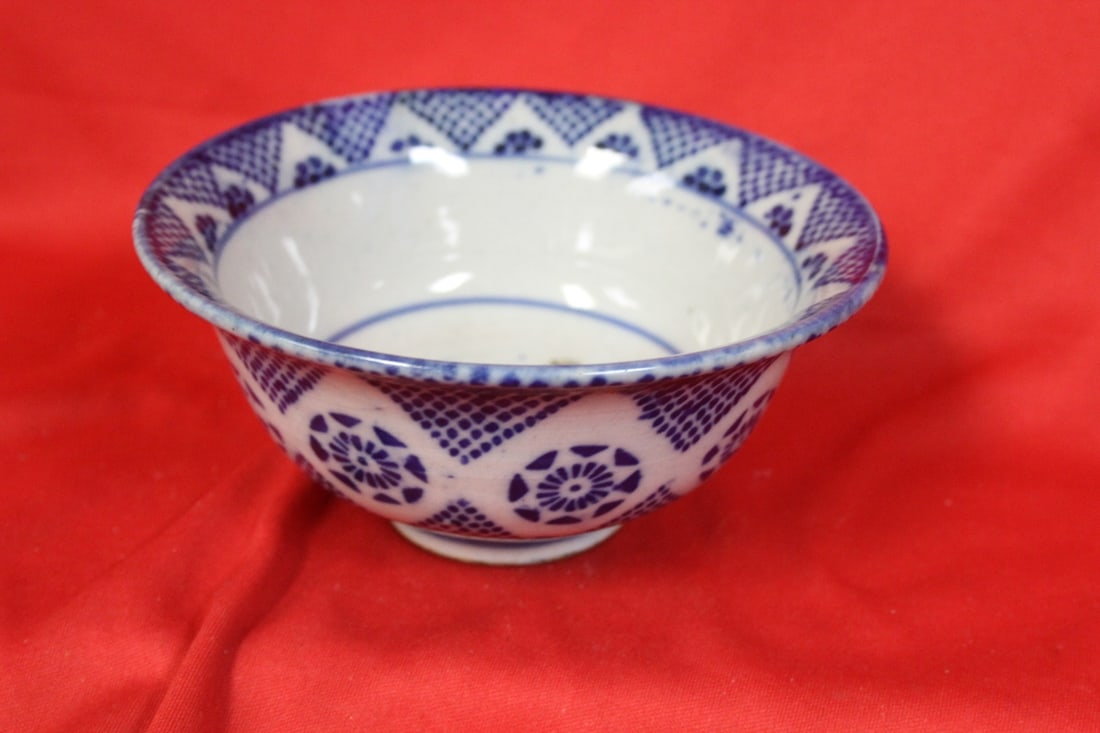 A Chinese/Japanese Blue and White Bowl: 19th century - 5 1/2" in diameter
