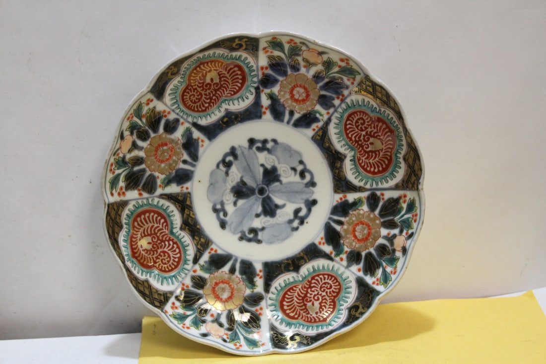 An Antique Japanese Imari Plate: 8 1/2" in diameter