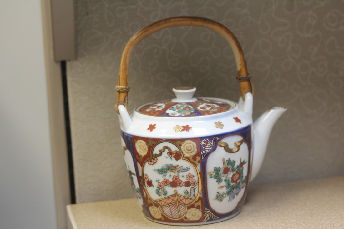 Gold Imari Teapot: 5 3/4" across- bamboo handle