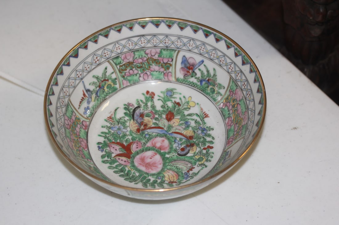 Decorative Chinese Rose Medalliion Bowl: signed - large - 8 inches in diameter