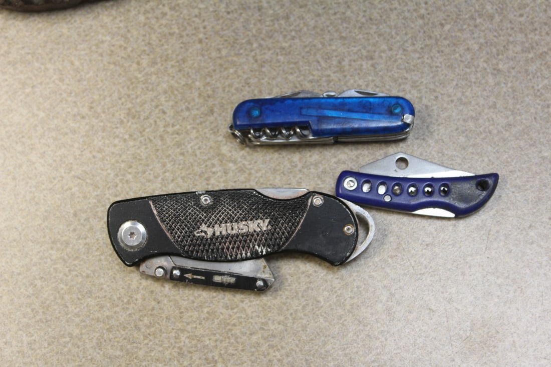 Lot of 3 Utilities Knives: as shown