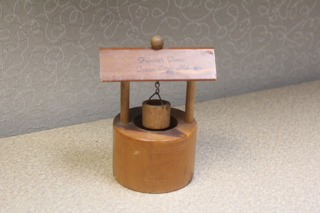 Wooden Wishing Well: 4 5/8" tall