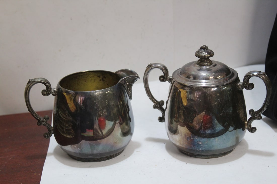 A Silverplated Cream and Sugar Container: taller= 4 1/2"