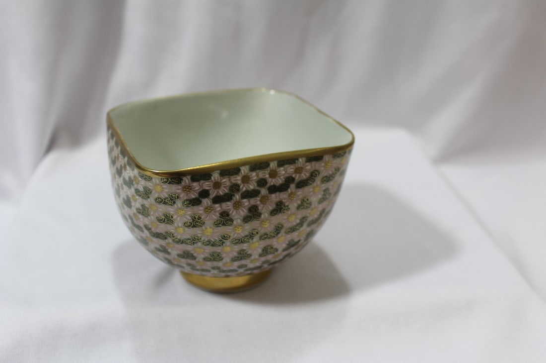 A Japanese Kutani Bowl: Artist Signed - 3 1/8" tall