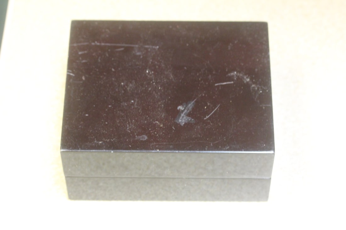 Lacquer/Plastic Jewelry Box: 4 7/8" across