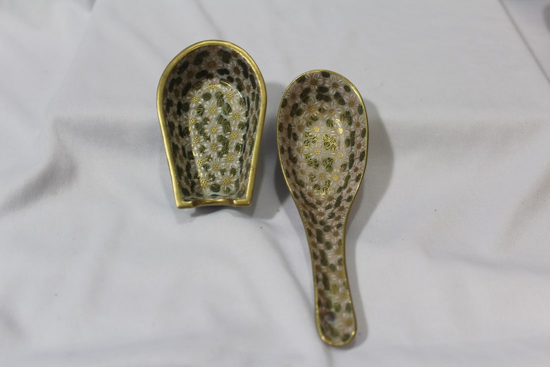 A Signed Japanese Kutani Spoon and Spoon Rest: spoon is 5 1/2" long
