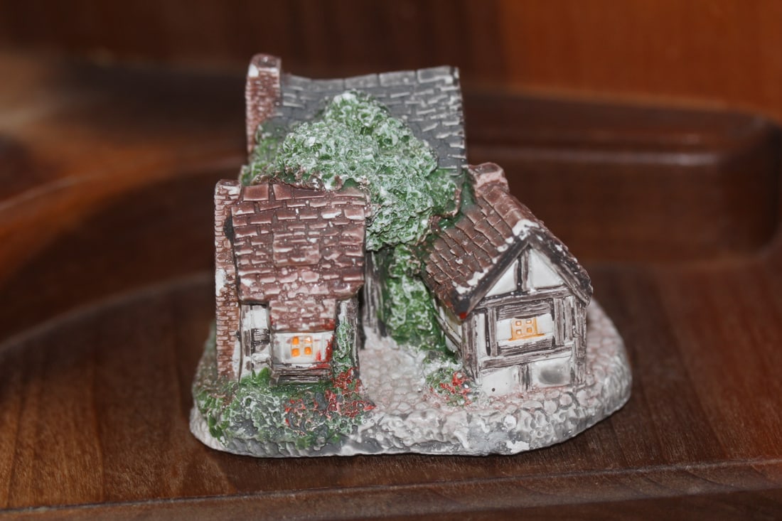 Resing Cottage House: 3" wide