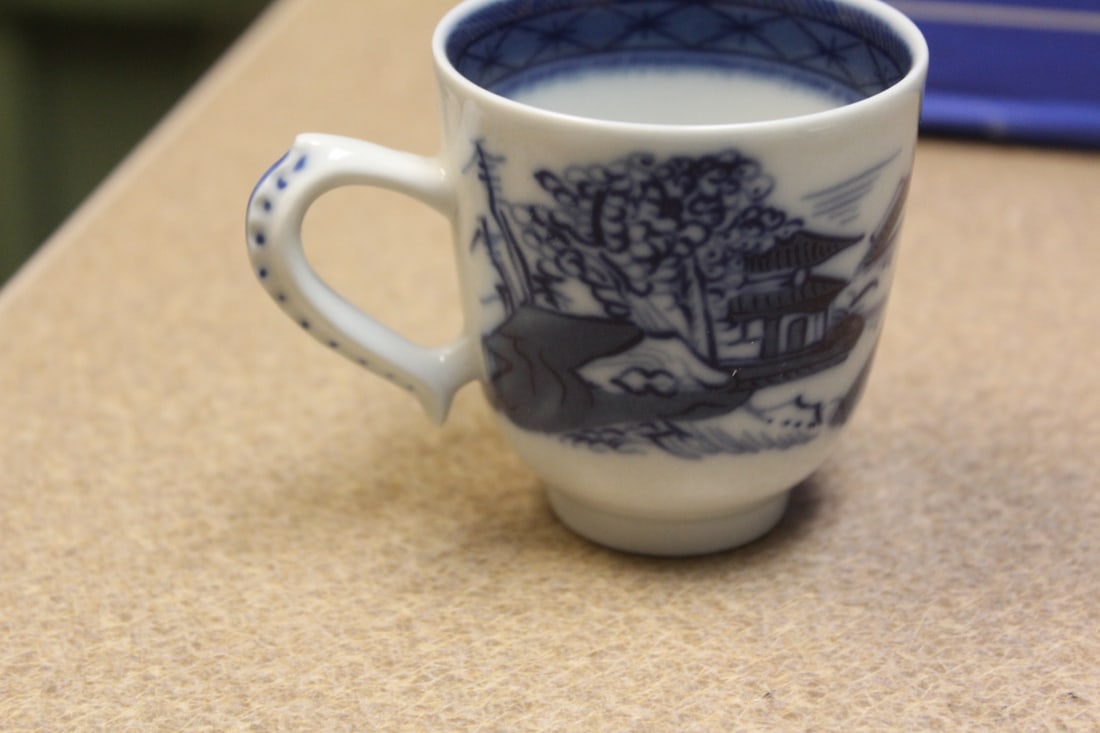 Mottahedeh Oriental Cup: England - blue and white flow blue - 2 1/2" tall