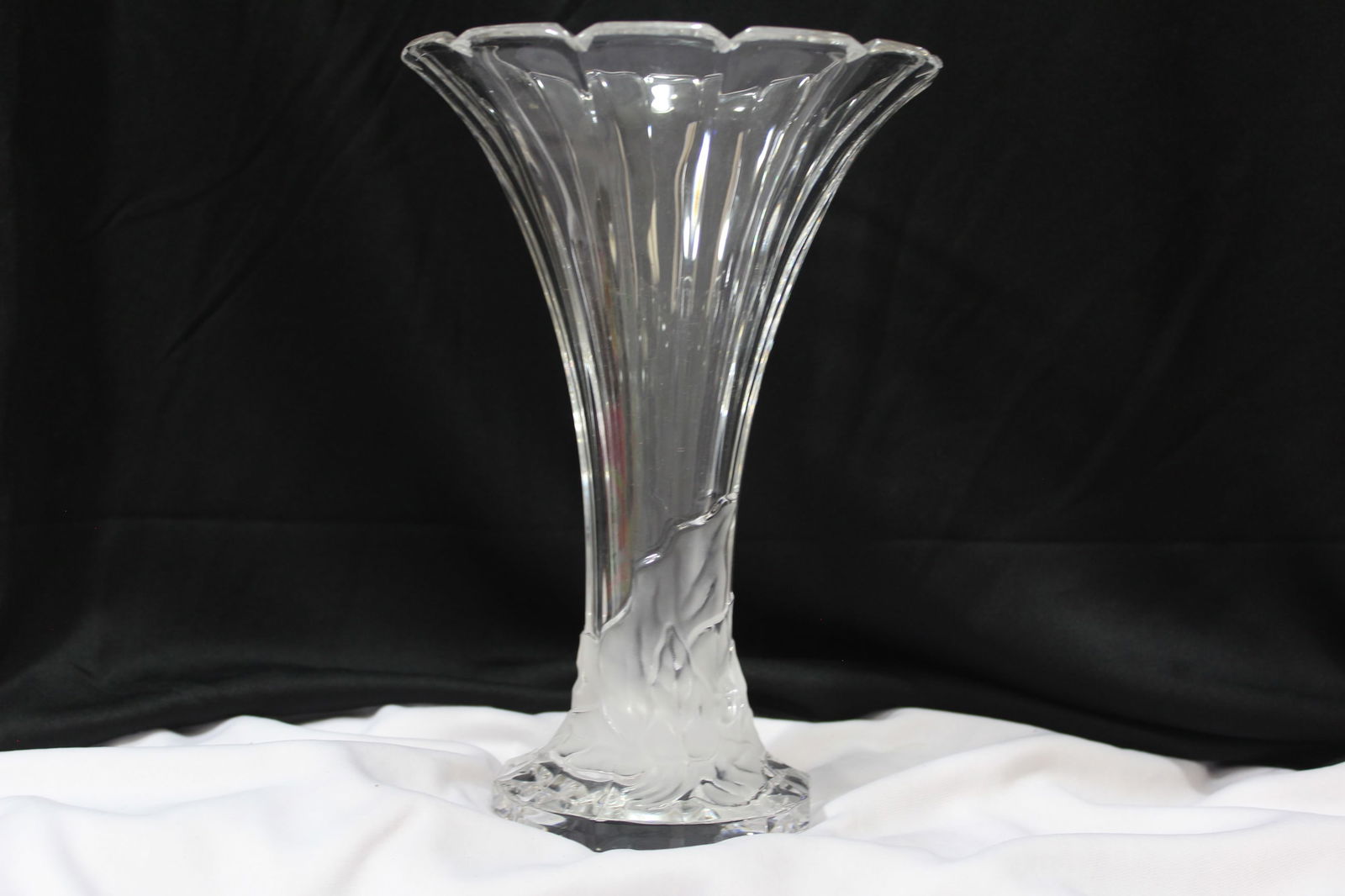 An Artglass Clear Vase: 8 1/4" tall
