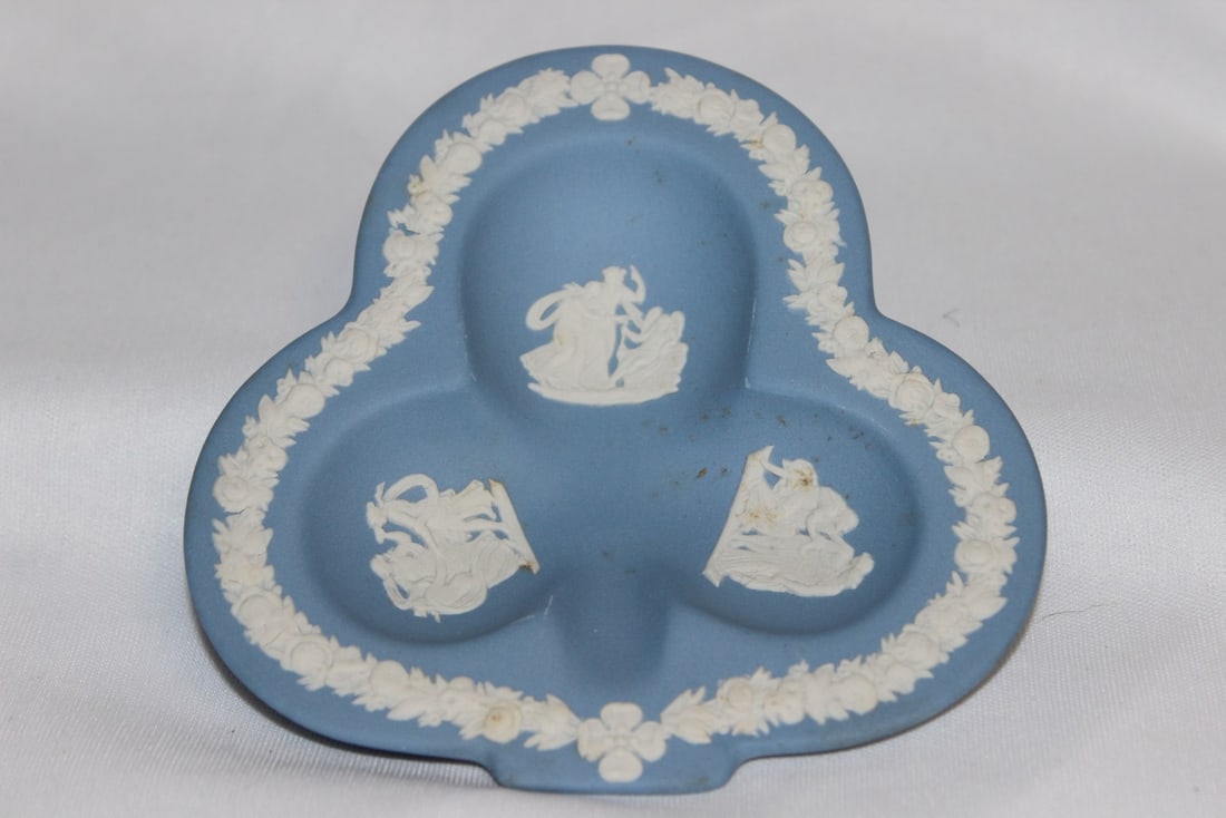 A Ceramic Wedgwood Jasperware Club Shaped Ashtray: marked on the bottom - 4 1/2" in diameter