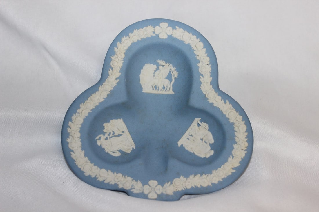 A Ceramic Wedgwood Jasperware Club Shaped Ashtray: marked on the bottom - 4 1/2" in diameter