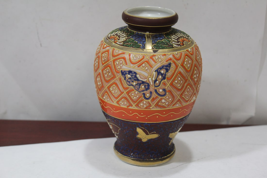 A Japanese Kutani Vase: 5 3/4" tall