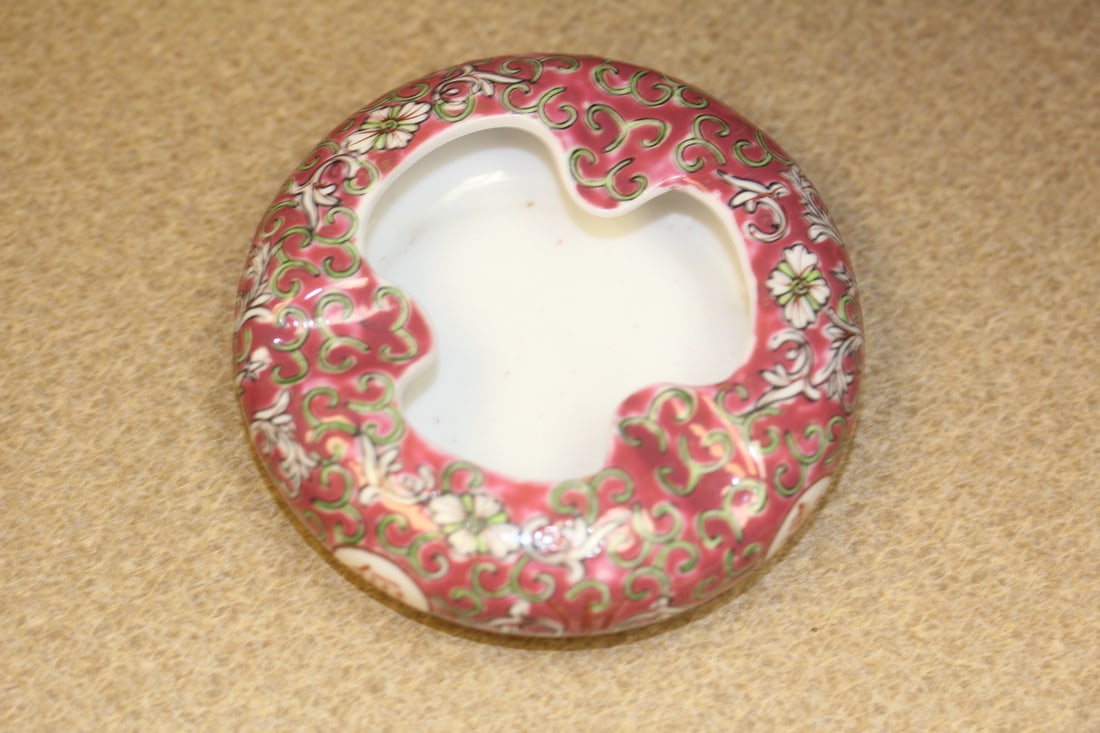Famille Rose Ashtray: Chinese - 4 inches in diameter