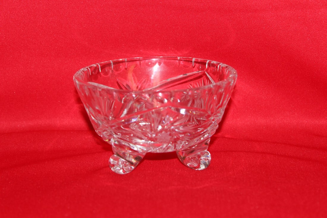 A Small Three Legged Glass Bowl: 4" in diameter