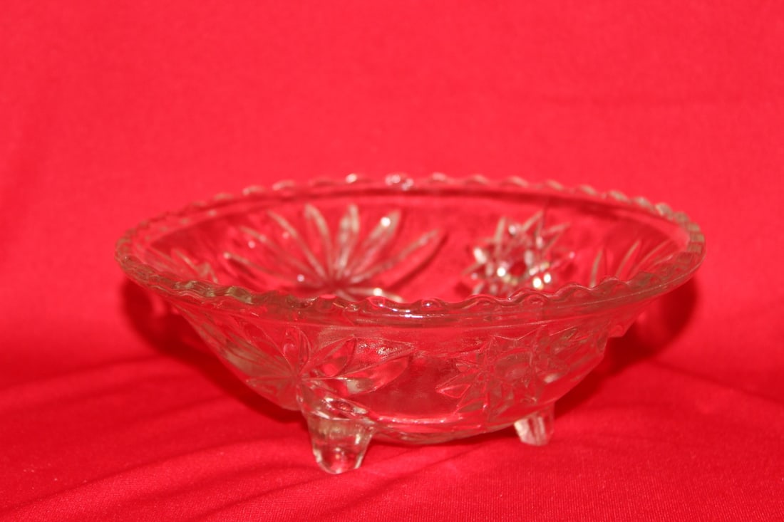 An Etched Glass Serving Bowl: 7" in diameter