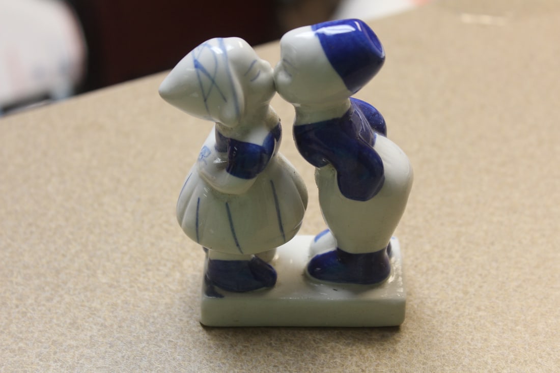 Delft Kissing Couple: 4 1/4" tall