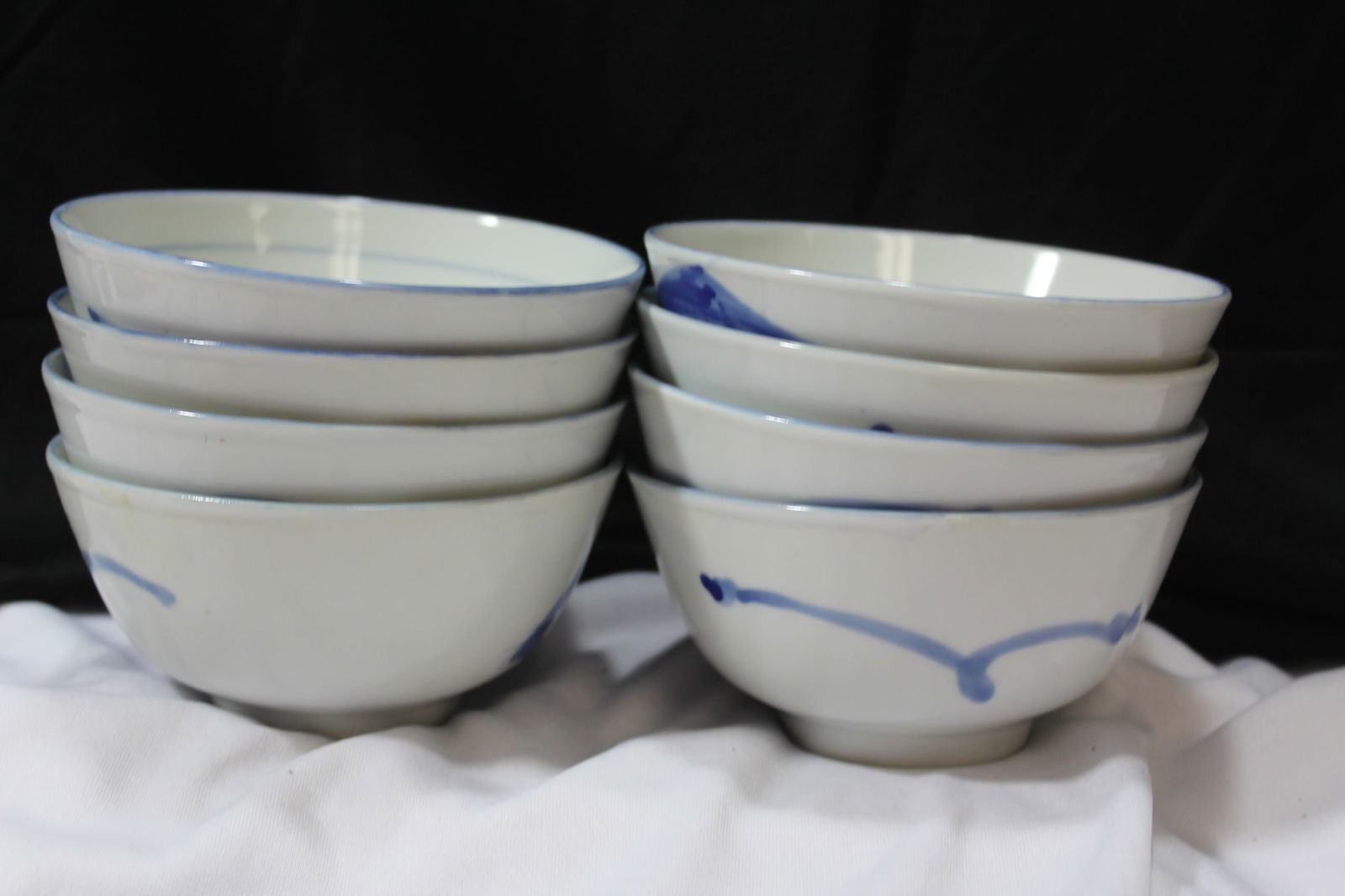 A Set of 8 Chinese Blue and White Fishbowls: 4 5/8" in diameter each