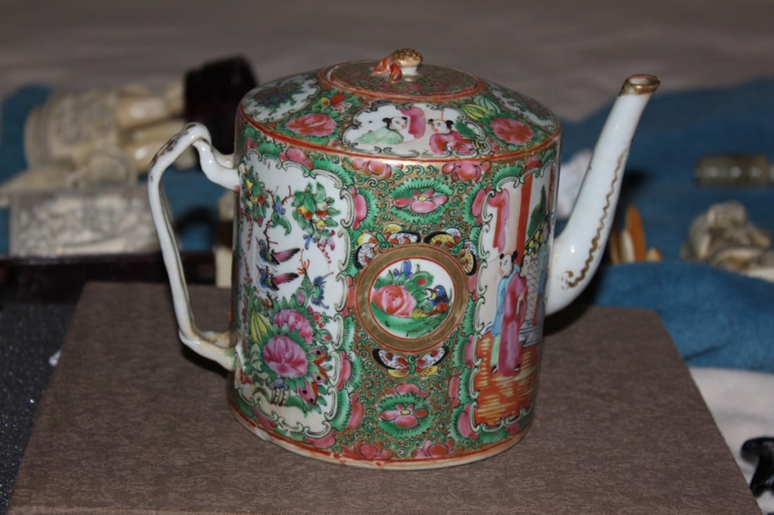 Antique Chinese Rose Medallion Teapot with Lid: 5 3/4" tall to tip of the spout. Circa 19th century.