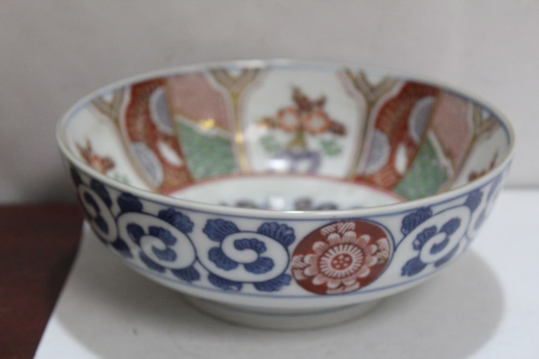An Antique Japanese Imari Bowl: 7 3/8" in diameter