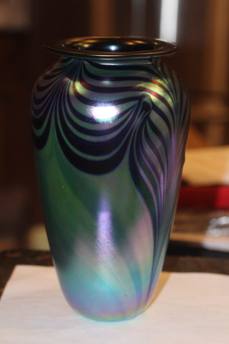 Robert Eickholt Iridescent Art Glass Vase: 9 1/2" tall