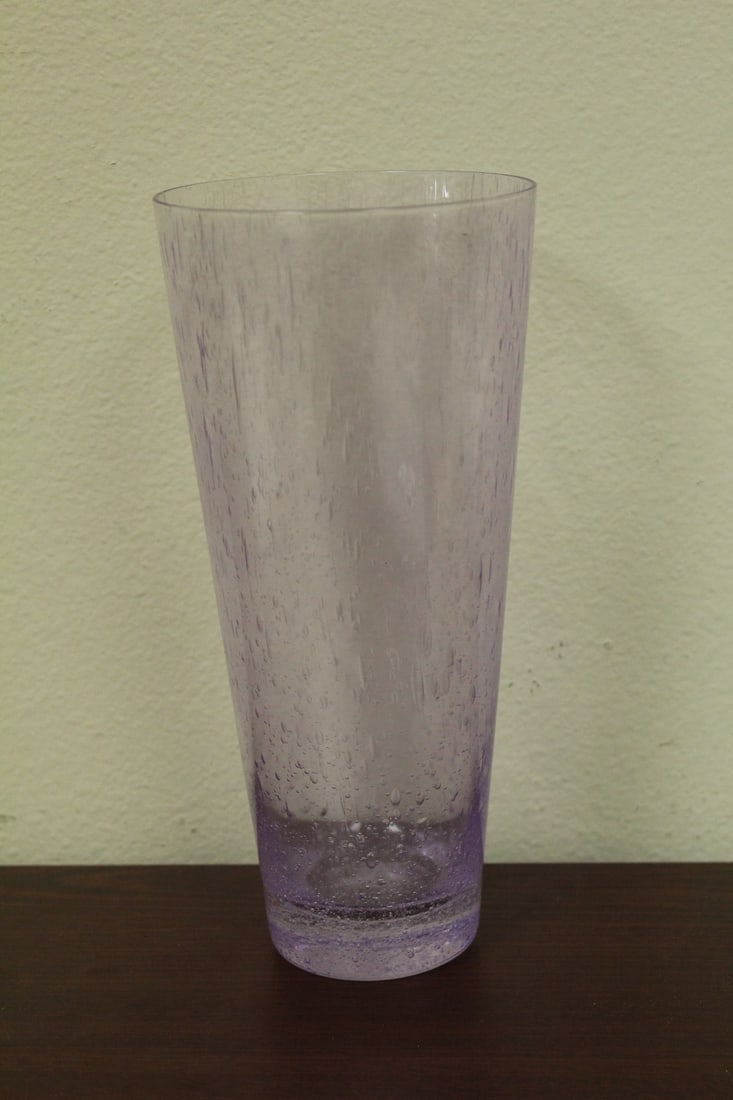 An Art Glass Vase: 9" tall