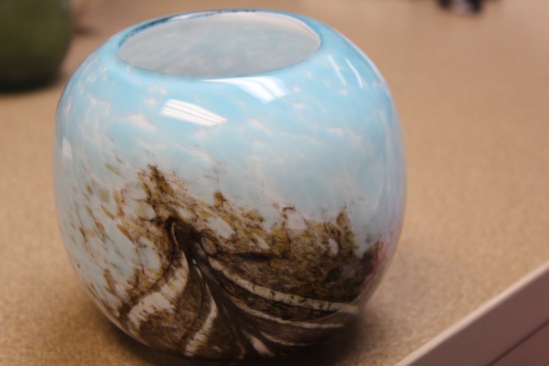 An Artglass Jar: 4 7/8" tall