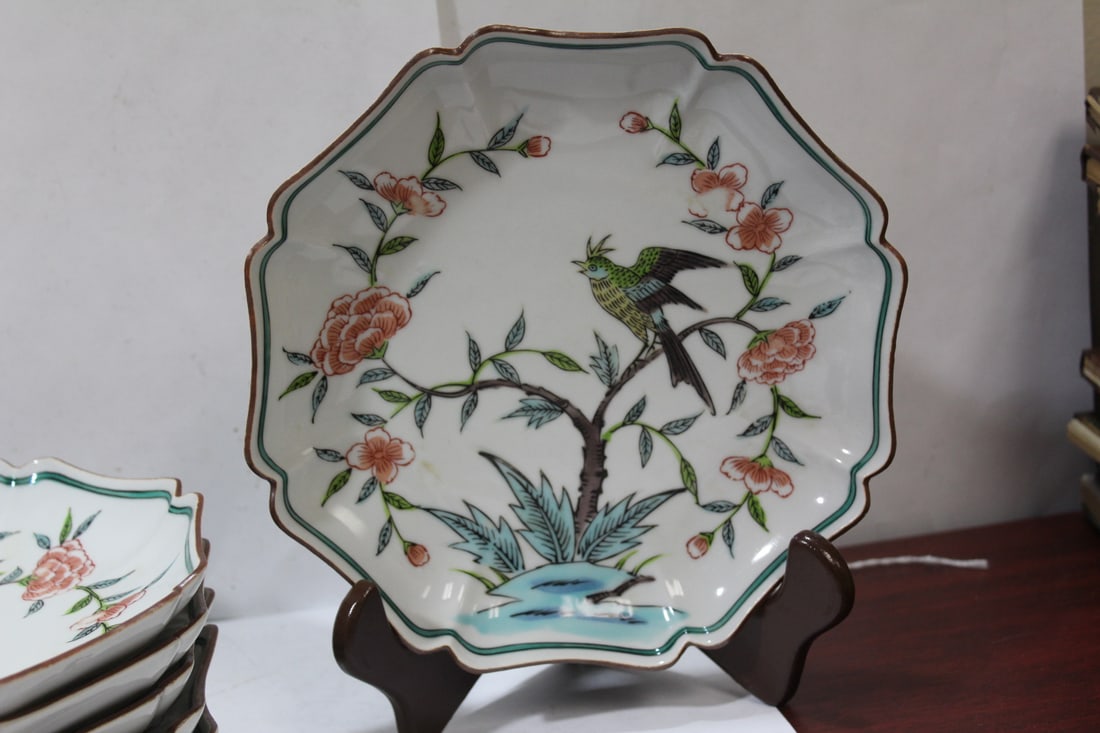 Set of 6 Imari Plates: 8 3/4" in diameter each