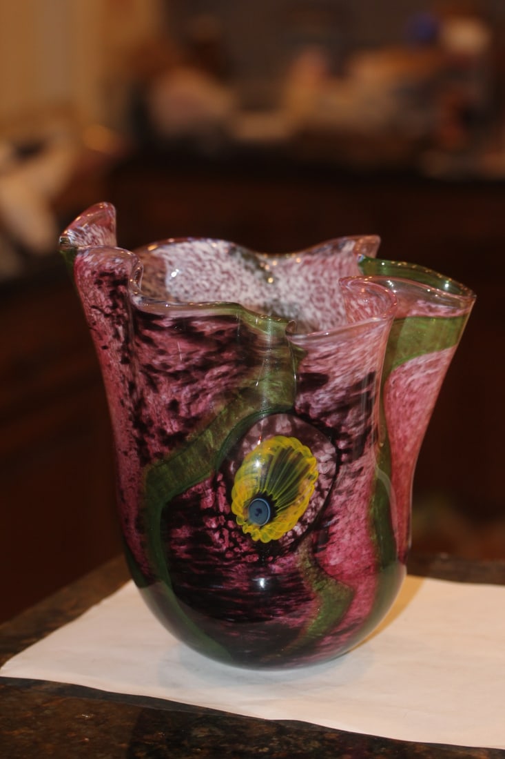 Robert Eickholt Art Glass Handkerchief Vase: 8 1/2" tall