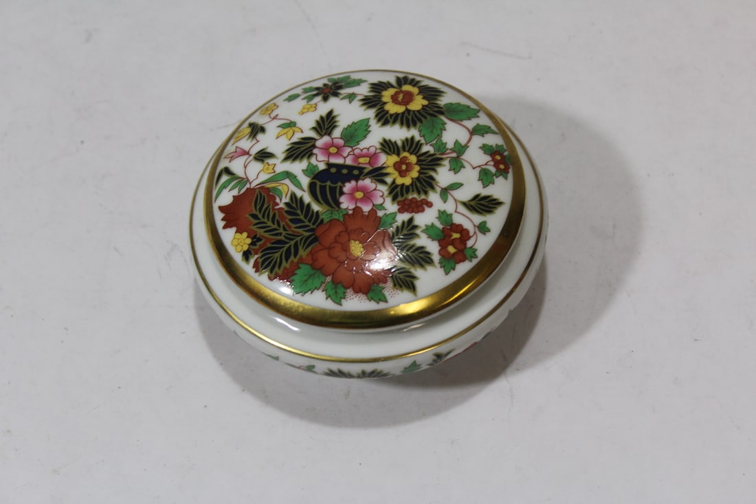 A German Porcelain Bowl with Lid: Royal Porcellan Bavaria Picc - 4 1/4" in diameter
