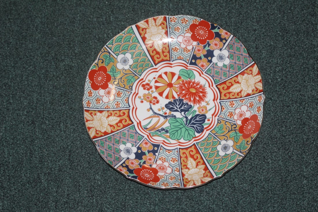 Signed Japanese Imari Plate: 10 1/8" in diameter
