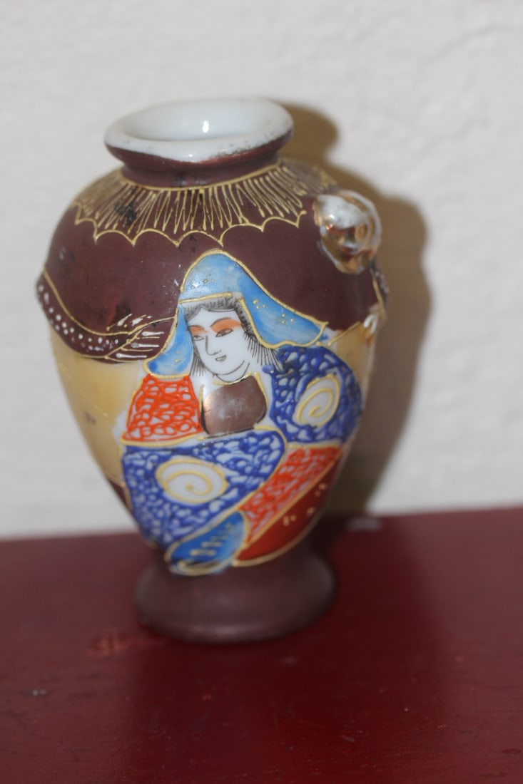 Vintage Japanese Satsuma Bottle: 4 inches tall