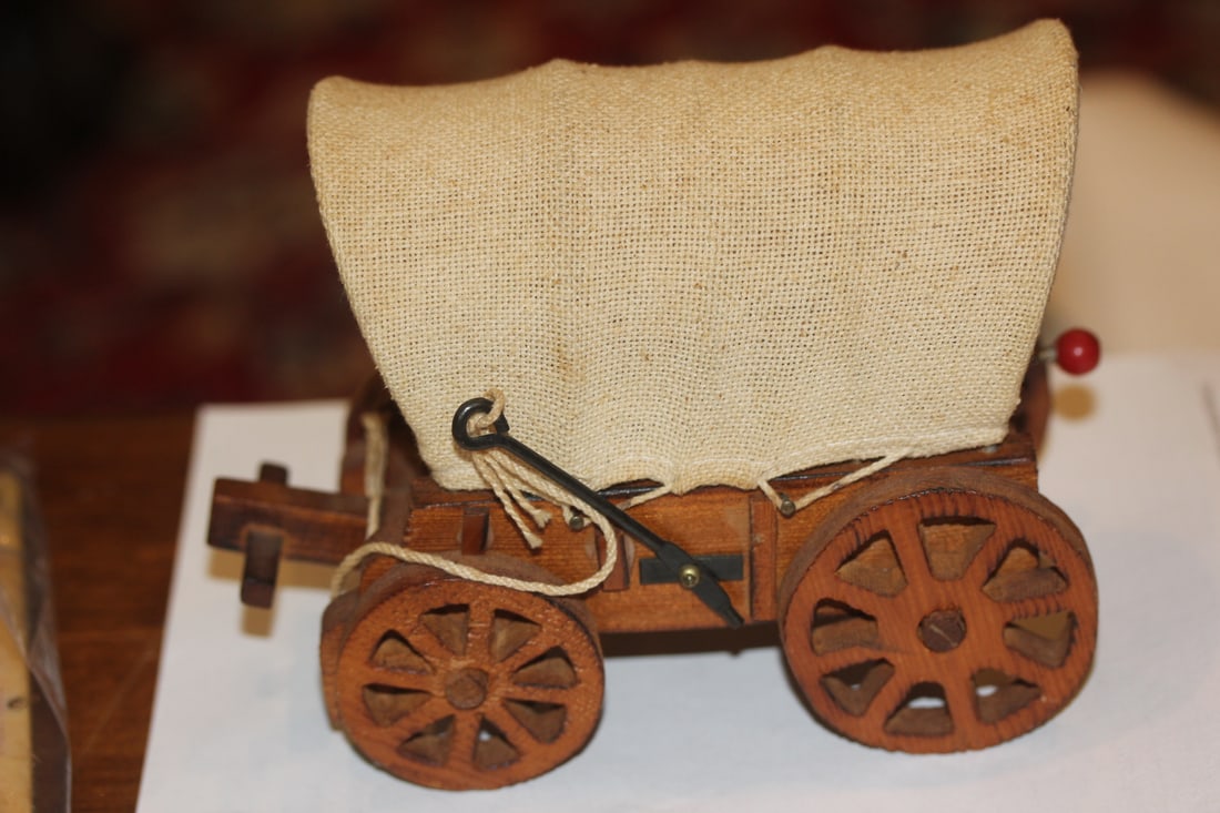 Enesco Wooden Wagon: 5 7/8" long