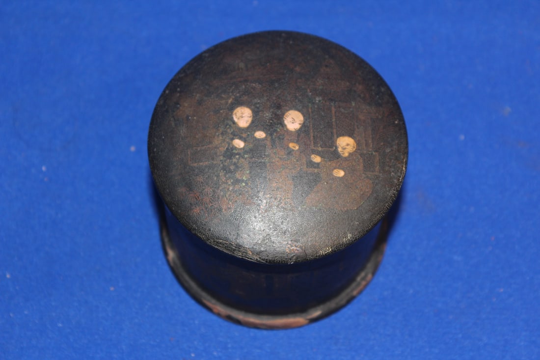 Antique Chinese Export Lacquer Box: round shape - gold gilted - rare - 3 3/8" in diameter