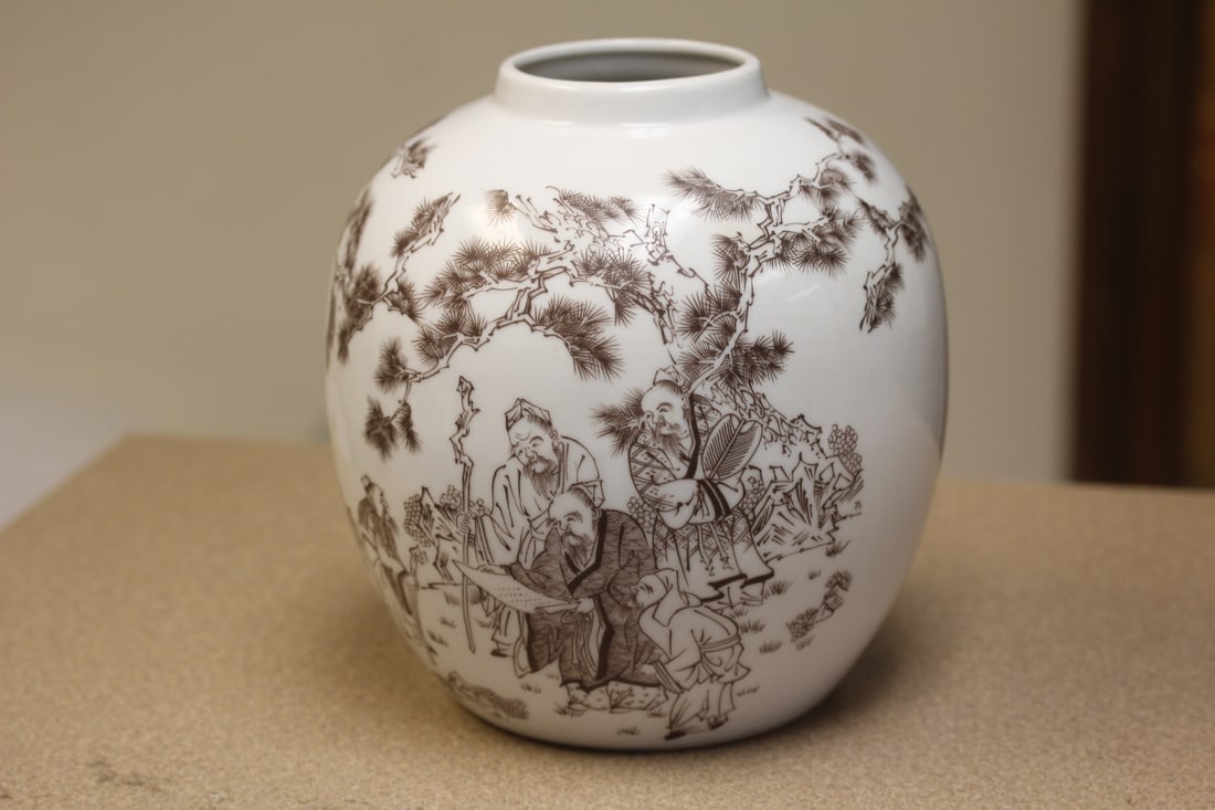Signed Chinese Jar: 7 1/4" tall