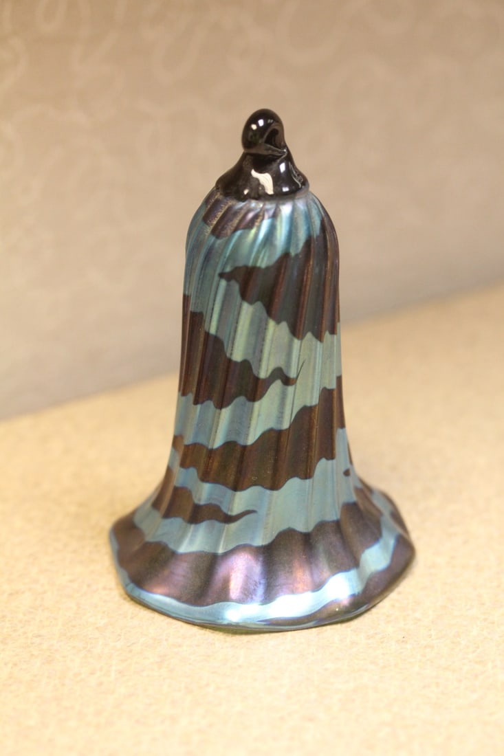 Lundberg studio iridesent piece: signed LS, 4 1/4" tall