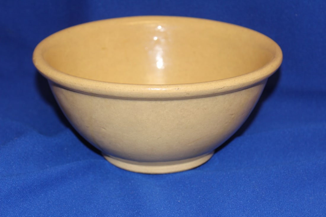 An Unmarked Roseville Pottery Bowl: 7 1/2" in diameter