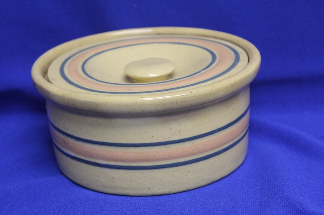 An Unmarked Roseville Pottery Crock: with lid - 6 1/2" in diameter